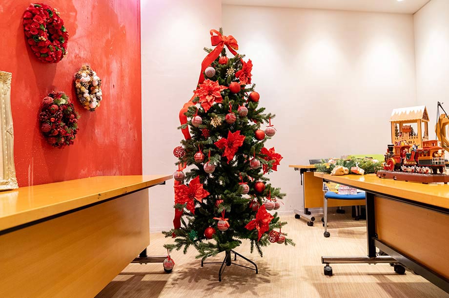 デコレーションしたクリスマスツリーの画像