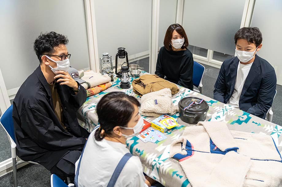 キャンプ部の4人が話し合っているときの画像