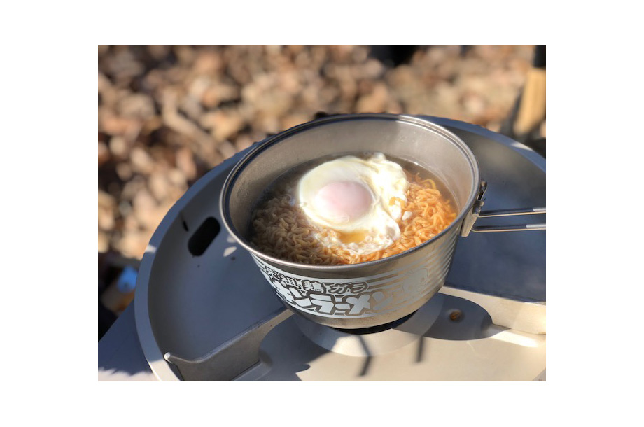 岡田さんのキャンプ飯、ラーメンを調理しているときの画像
