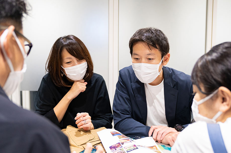 上林夫妻が先輩キャンパーから説明を聞いているときの画像