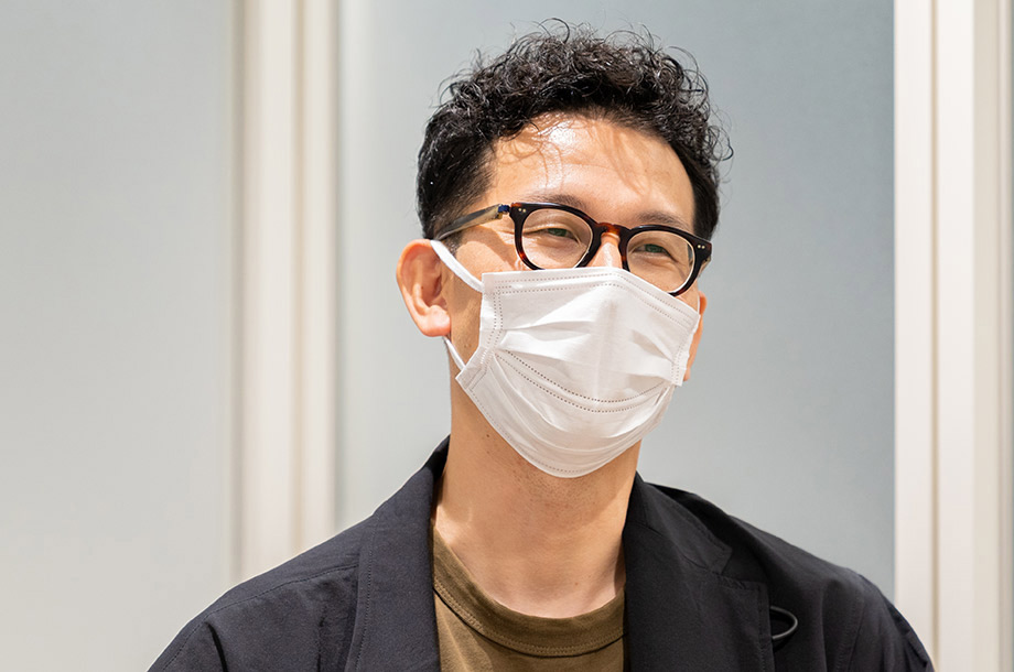 岡田さんが質問に答えているときの画像