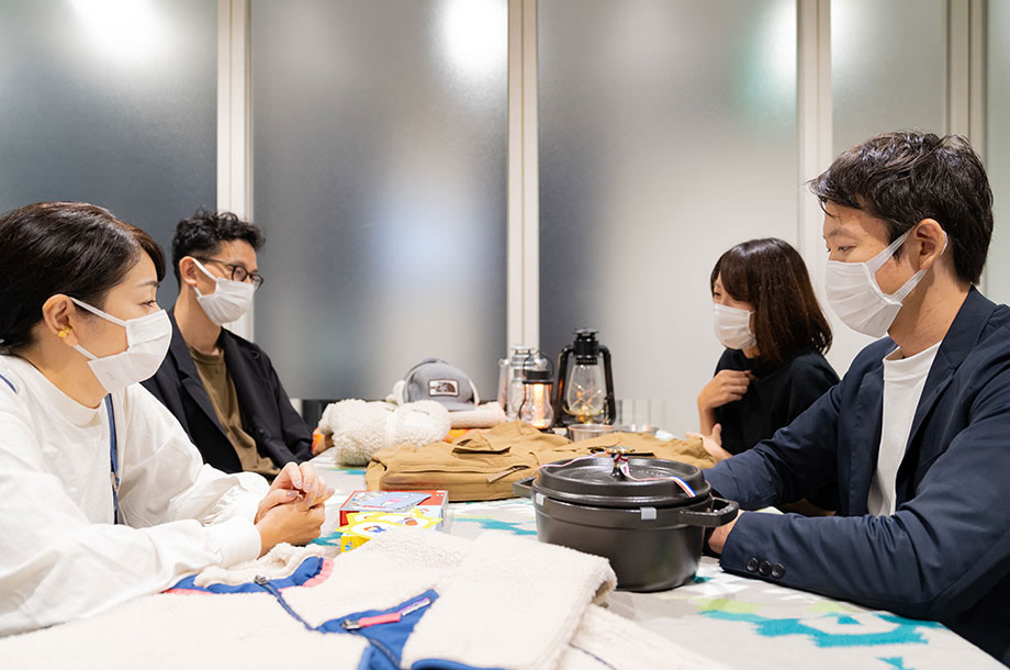 キャンプ部の社員たちが話し合っているときの画像