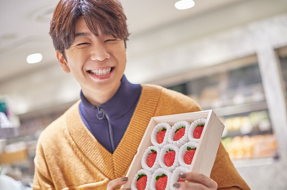 <まりひめ>いちごを手に取る西山宏太朗