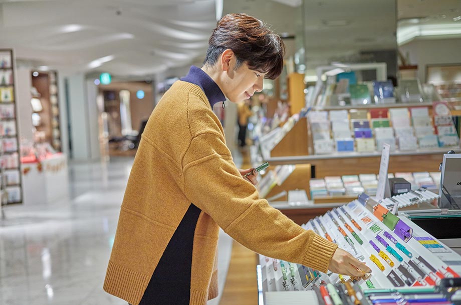 <LAMY>ボールペンを店頭で見る西山宏太朗