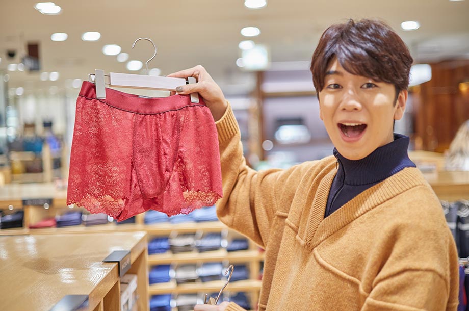 ワコール メン トランクスを手に持つ⻄⼭宏太朗