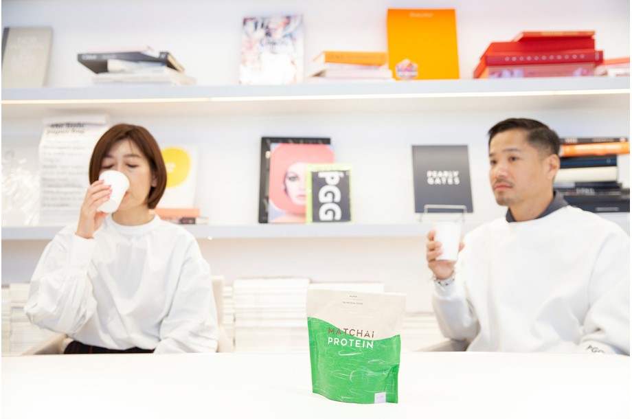 プロテインを飲む松村佳織氏と酒井昭征氏