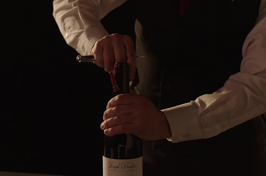 コルクが折れたときのワインの開け方【ソムリエ伝授】 | 三越伊勢丹