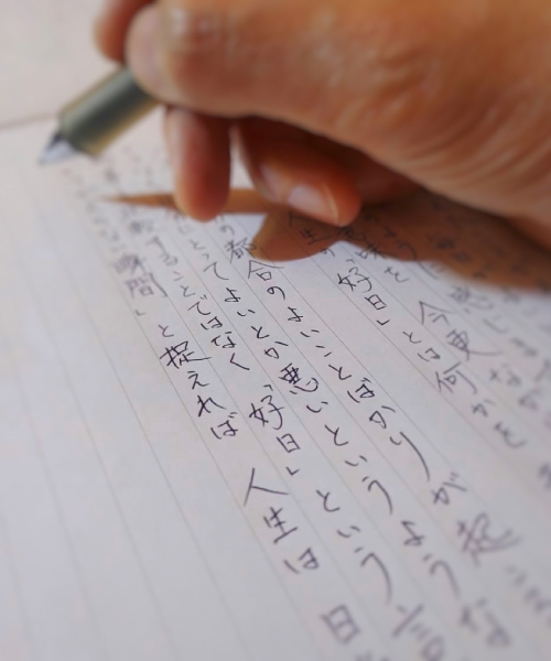 手紙を書いている画像