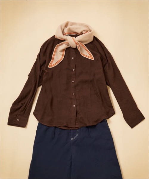 プチマフラーが主役のクラシックスタイルの画像