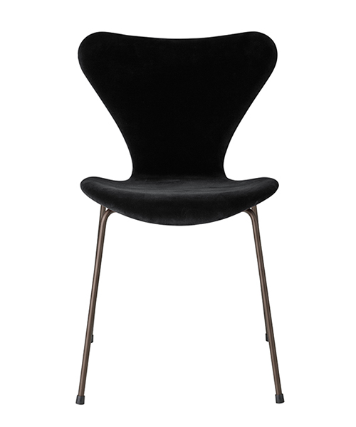 フリッツ・ハンセン＞70年のデザイン原点を今に受け継ぐセブンチェアの