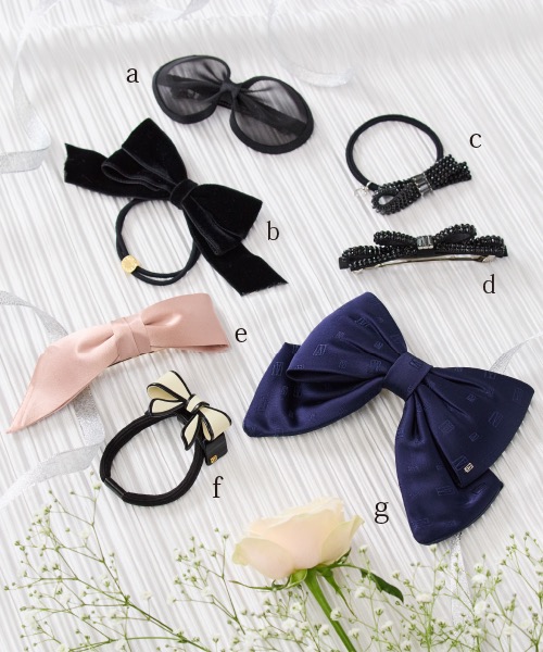 愛らしいリボンモチーフのヘアアクセサリーの画像