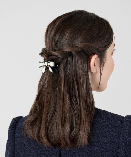 愛らしいリボンモチーフのヘアアクセサリーの画像