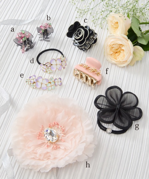 華やかなフラワーモチーフのヘアアクセサリーの画像