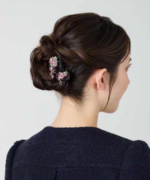 華やかなフラワーモチーフのヘアアクセサリーの画像