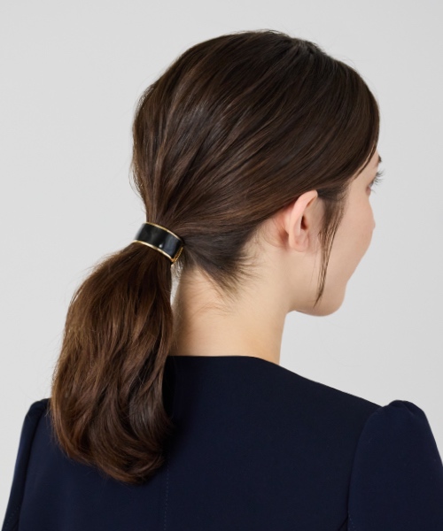 シックなミニマルスタイルのヘアアクセサリーの画像