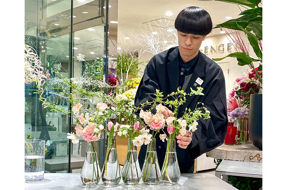 お花を活けている画像