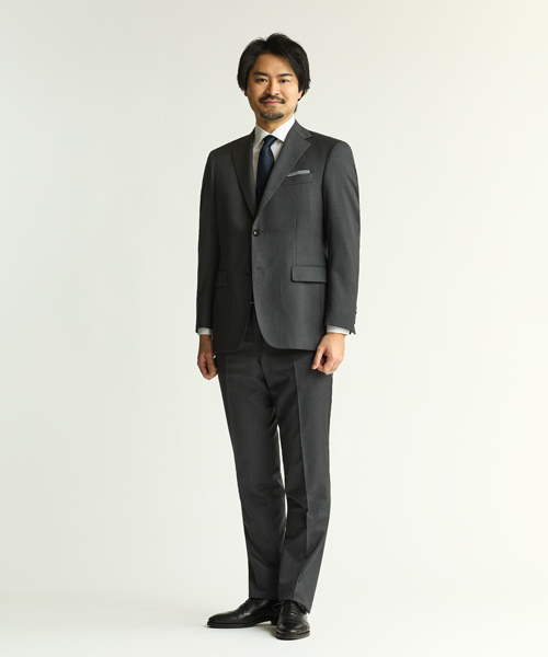 知的でクールな印象の「チャコールグレースーツ」コーディネートの画像
