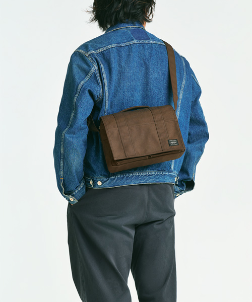 <ポーター>SMOKYシリーズのショルダーバッグ着用画像