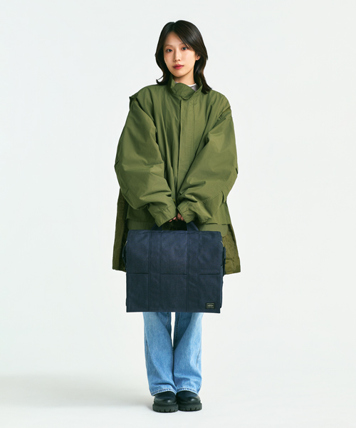 <ポーター>SMOKYシリーズのショルダーバッグ着用画像