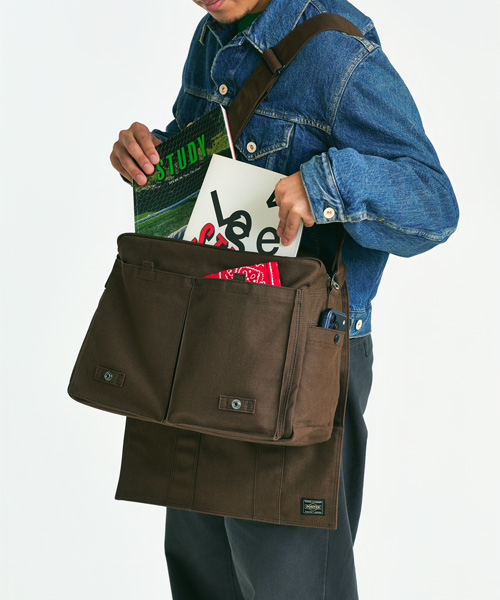 <ポーター>SMOKYシリーズのショルダーバッグ着用画像