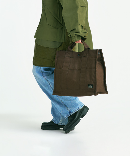<ポーター>SMOKYシリーズのトートバッグ着用画像