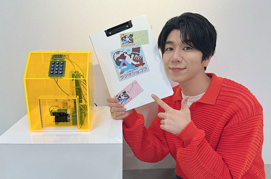 西山さんとステッカープレゼント・マシンの画像