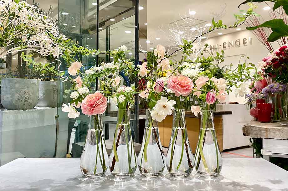 花瓶にお花を活けた画像