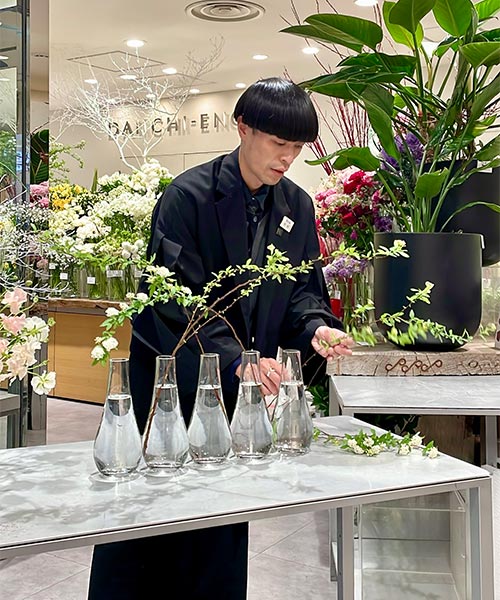 スタッフが茎をカットしている画像