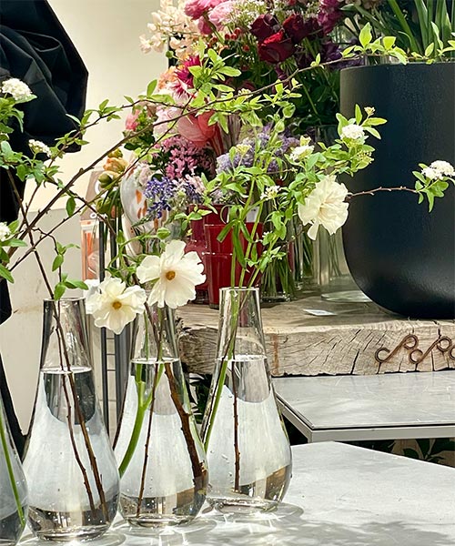 お花を一本ずつ活けている画像