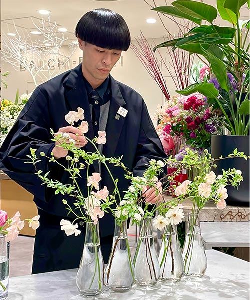 スタッフがお花を活けている画像