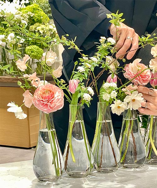 スタッフがお花を活けている画像