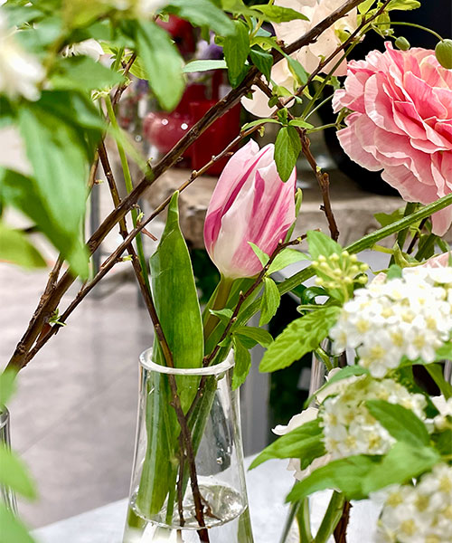 花瓶に活けたお花の画像