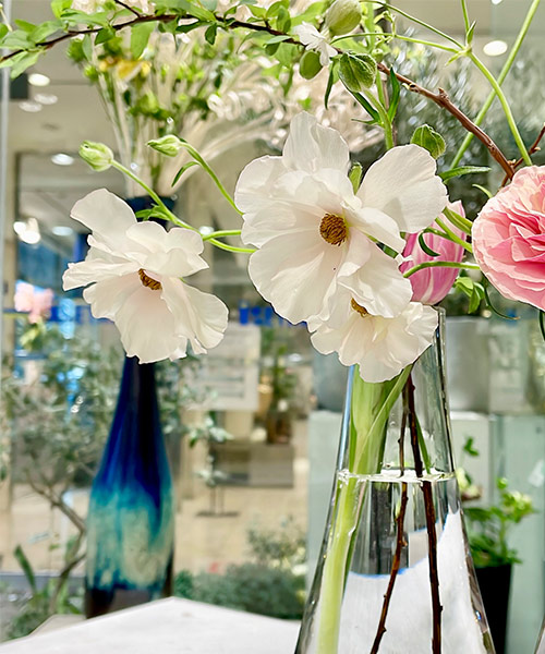 花瓶に活けたお花の画像