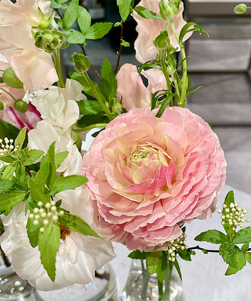 花瓶に活けたお花の画像