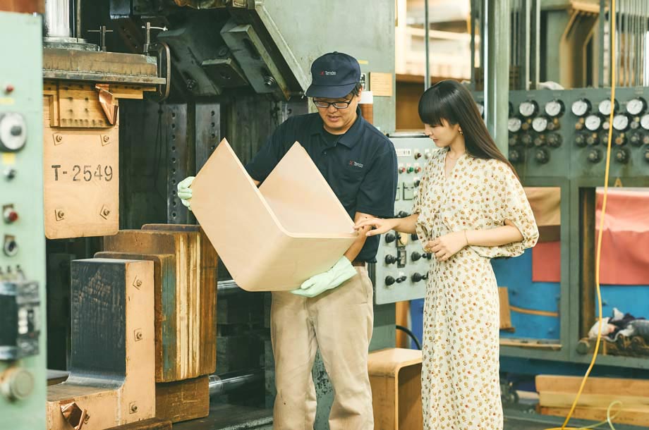 かしゆかが製品を見ている画像