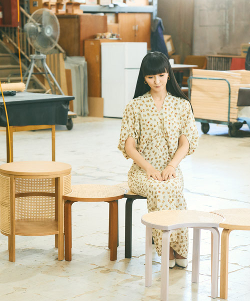 かしゆかが椅子に座っている画像