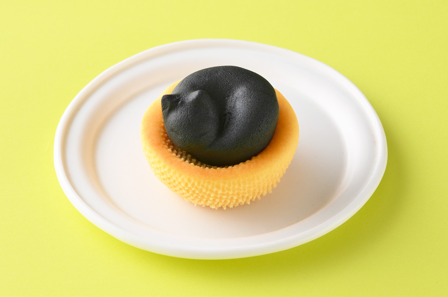 新潟＜越乃雪本舗大和屋＞上生菓子 ねむりねこ (黒ねこ)の画像