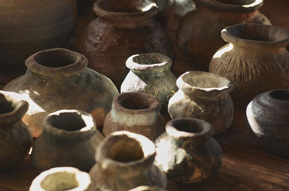 壺が並んでいる画像