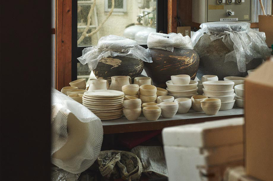 サイズの異なる壺が並んでいる画像