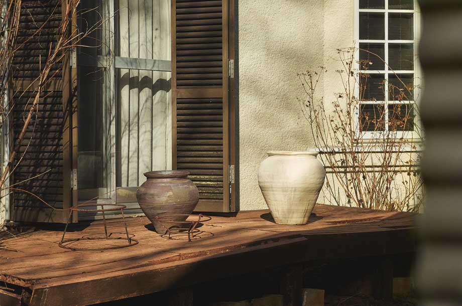 外に飾られた壺の画像