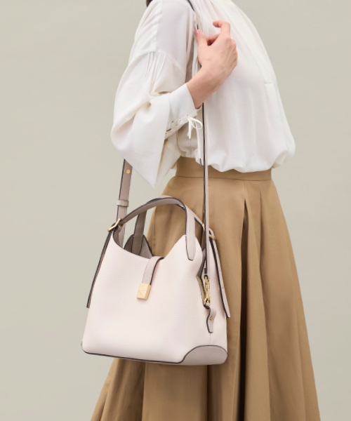 ＜KATE SPADE NEW YORK /ケイト・スペード ニューヨーク＞ デコ ミディアム クロスボディ トートの商品使用画像