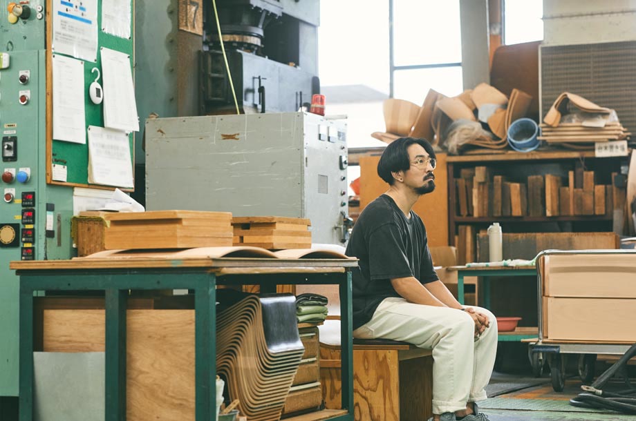 天童木工＞名作スツールに新たな色彩を取り入れる by HAROSHI | 三越