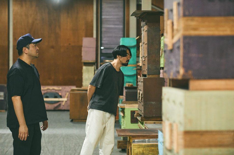 ハロシが工場内を見ている画像