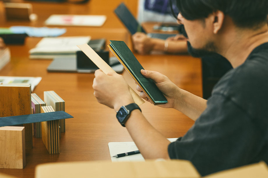 ハロシが色を選んでいる画像