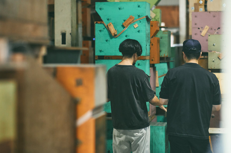 ハロシが工場で作業している画像