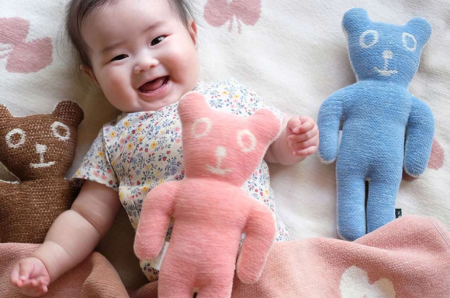 赤ちゃんとぬいぐるみの画像