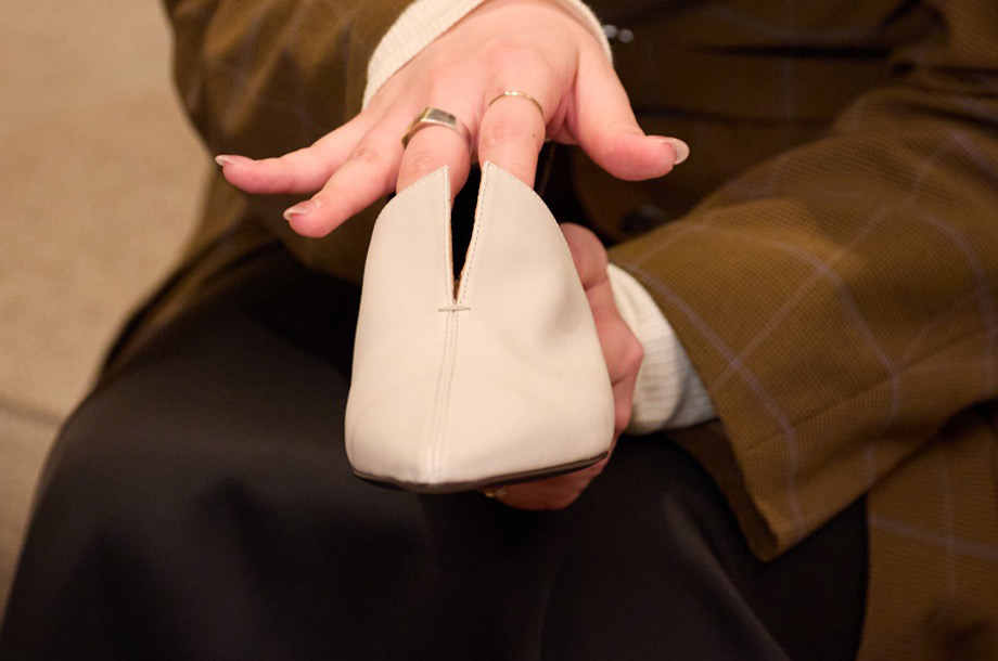 アッパーにスリットが入っているシューズの説明画像