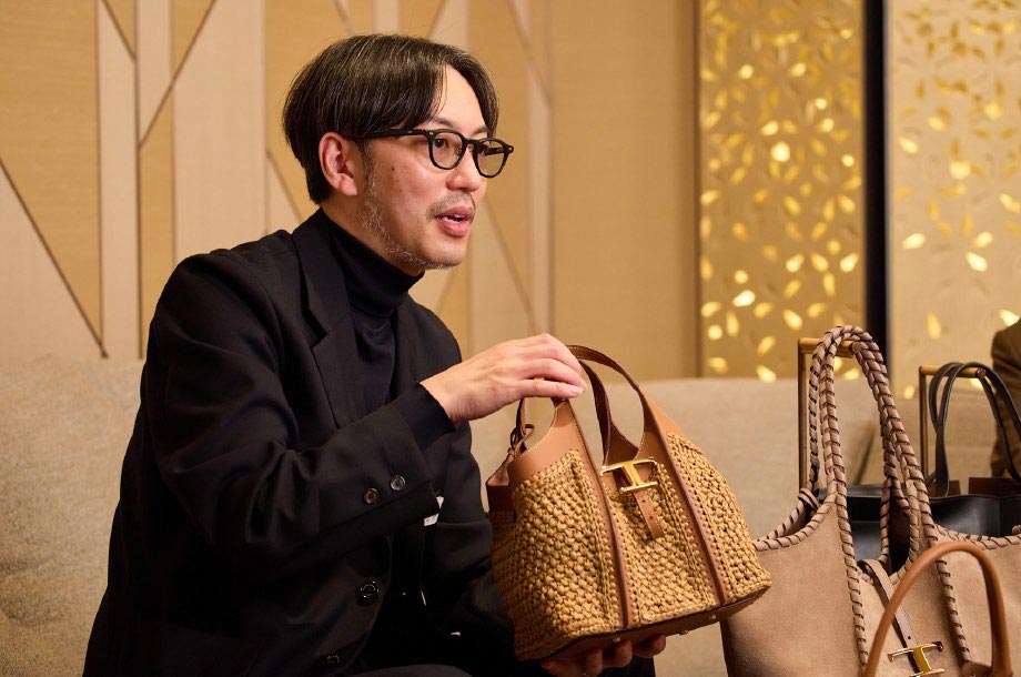 上野さんがトッズのバッグを手にしている画像