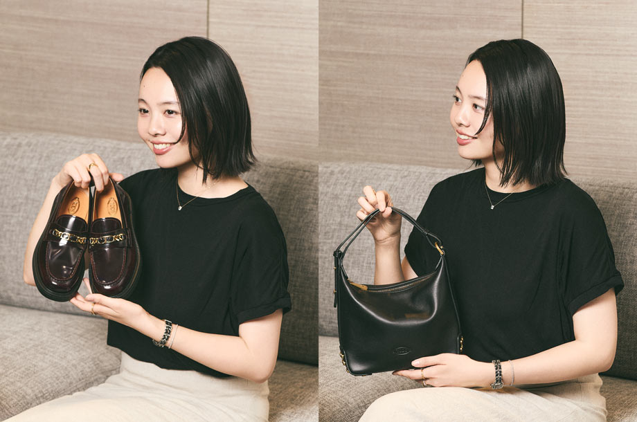 岩田さんがローファーとバッグを手にしている画像
