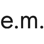 ＜イー・エム＞のロゴ画像